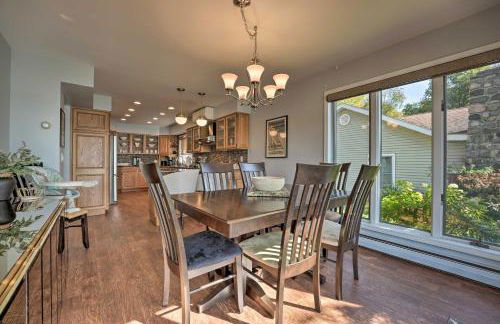 Spacious Delton Home with Fire Pit and Lake Views - Foto 7