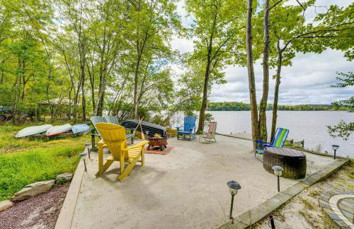 Lakefront Poconos Family Home with Pool Access - Foto 30