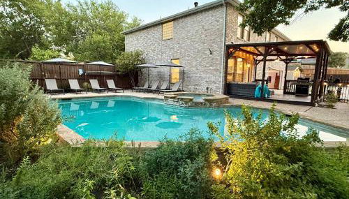 Heated Pool & Spa Mini Golf Bowling Game Room perfect for family - Foto 2