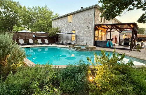 Heated Pool & Spa Mini Golf Bowling Game Room perfect for family - Photo 2