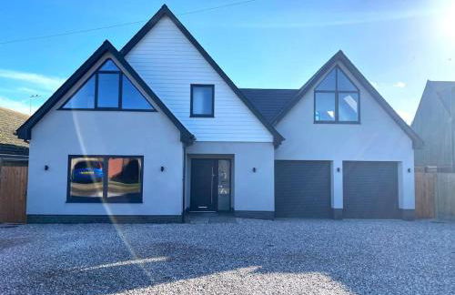 Brand New, Stunning Beachside House - Foto 1