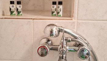 Calm Wood & Stone Home with View, Chios - Foto 4, Shower