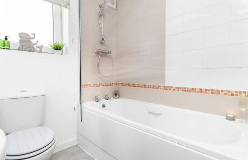 2BR Modern Flat With Free Parking - Foto 39