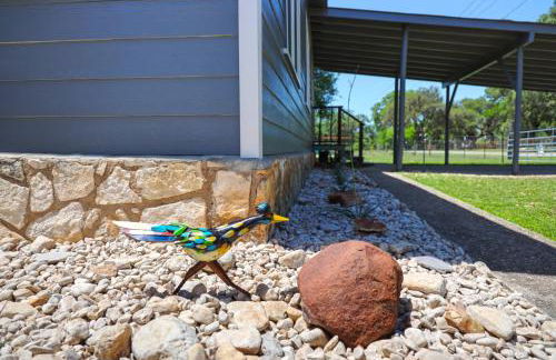 Bandera Bungalow - River, Downtown, Peaceful fenced corner lot! King bed! - Foto 30