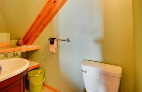 Off The Beaten Path Cabin with Mtn Views and Hot Tub - Foto 18