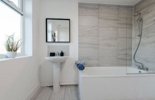 Spacious 3BR Sleeps 8 Ideal for Contractors or Large groups - Foto 5