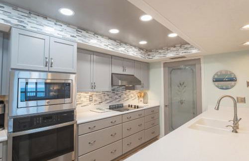 Luxury, Direct Oceanfront Unit and Balcony, Northeast Corner, Heated Pool, Garage Parking - Photo 10