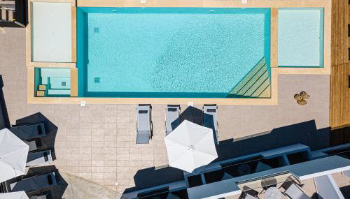 Evilio Suites, Inspired Family Retreat with Pool, Βy ThinkVilla - Foto 2, Garden, sunbed