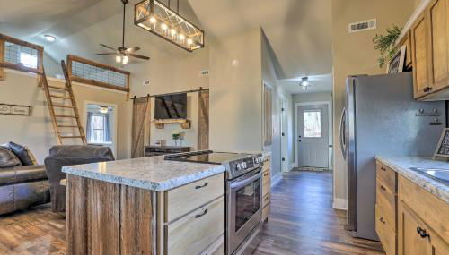 Creek-View Getaway with Deck, Yard, and Fire Pit! - Foto 4