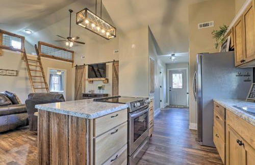 Creek-View Getaway with Deck, Yard, and Fire Pit! - Foto 4