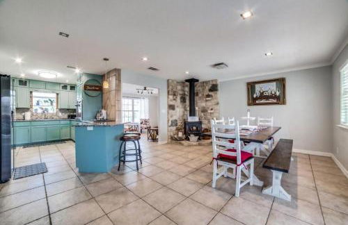 6 BDRM Wine Country Compound on 2 Acres! Pool/HotTub & Club House - Foto 18