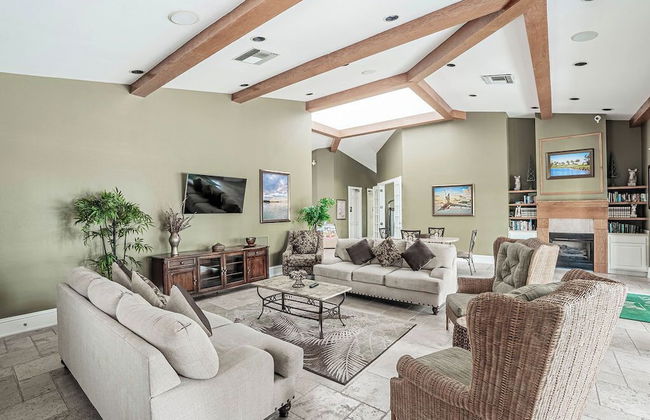 Asiago Vacation Rental at Lely Resort. Newly Furnished 2-Bedroom Condo with Stunning Lake & Golf Views. Spacious Retreat with Private Lanai, Resort Pool, Hot Tub and Gym Access - Foto 4