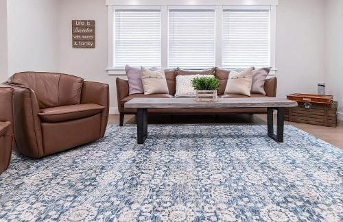 Renovated & Sophisticated Home Near Beach & Shops! - Photo 2