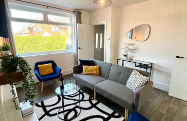 Crestfield House - Stunning Home near Alton Towers - Free Parking & Garden - Foto 1