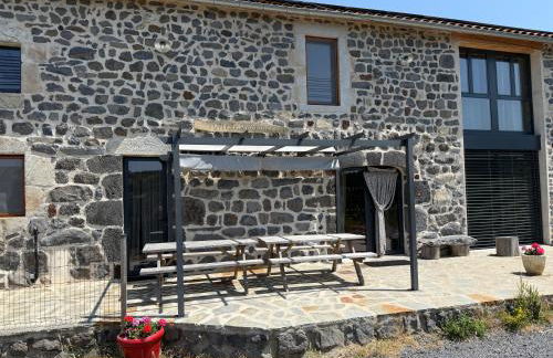 Gîte LE RABIOUZE - 4 épis, 15 pers, 22 couchages - Ancienne Bergerie rénovée, cachet d'origine conservé - Vue magnifique - Label Ecogîte - Foto 1