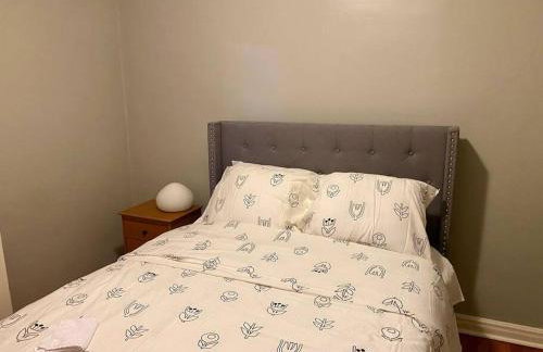 Charming Farmhouse Retreat near Downtown & University Modern Amenities, Fireplace & Porch! - Foto 9