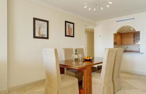 Spacious Stunning Views 2-bed Apartment, Estepona - Photo 8