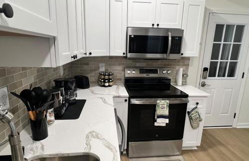 Modern Basement Retreat 2BR King suite - Foto 31