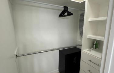 Luxe 3BR & 2BA Condo Near Airport & Shopping Mall - Foto 15