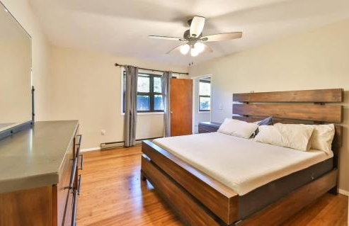 Stream-Side Atrium Home with Side Rooms & Pool Table - Foto 19
