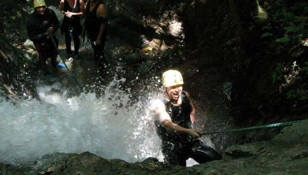 Disfrutando de la actividad de barranquismo