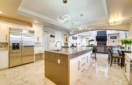 Expansive Riverside Mansion! Luxe, Family Friendly - Foto 6