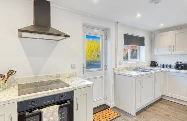 Sleeps 8, 4 bed 2 bathroom house with parking Balderton - Foto 2