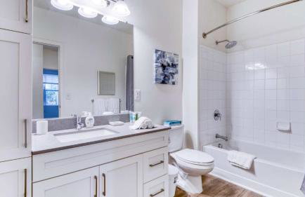 Luxury Modern Apt with Patio - Foto 24