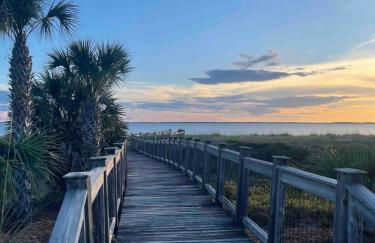 4 Bedroom Sleeps 10 Beach Resort pool, Golf Cart included! Sunsets - Foto 26