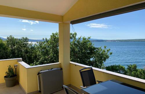 Beachfront Apartment Live - Photo 21