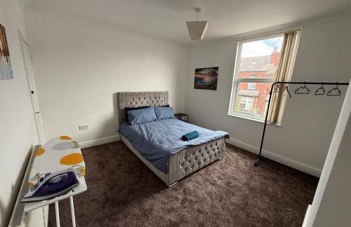 Leeds Serviced Accommodation - Apartments - 3 Bed House-Close To Centre -M621 & M1 - Contractors - Business Travellers - Families - Photo 15