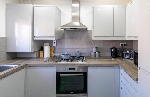Bright 2BR House with Garden & Parking Sleeps 5 - Foto 13
