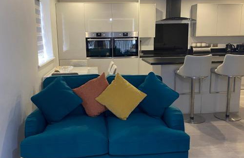 Modern 2 bedroom flat with Sky TV & free parking - Foto 3