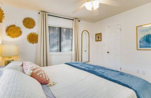 Woodsy Retreat, steps to Bay - Hot tub! - Foto 3