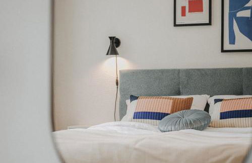 JOBOSTAYS - LINDEN Family Apartment Oldenburg - sehr geräumig 110m2 - Terrasse mit Gartenblick - voll ausgestattete Küche - 2 Bäder - Babybett - 10 Min zu Fuß zum Bahnhof - kostenloses WLAN - Parkplatz - kontaktfreier Check-In - Photo 16