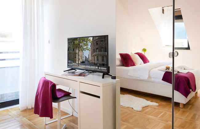 Cozy and Bright Duplex Near City Center - Photo 6