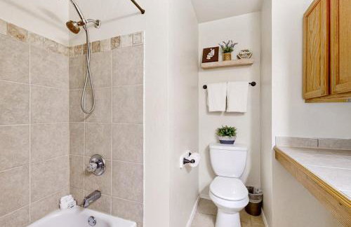 Blue Casa Rio | Riverfront Oasis with Private Beach, Deck & Fire Pit - Foto 24