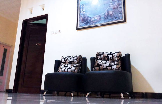 Homestay Tegal Kota by Simply Homy - Photo 2