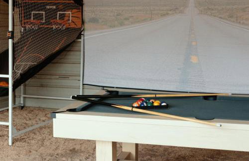 Game Barn, Cowboy Pool, 17ft Movie Screen - sleeps 10 - Foto 3