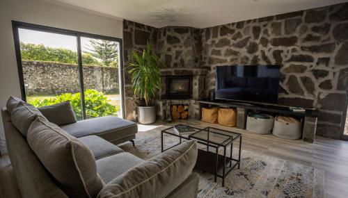 Countryside house with a pool and fireplace - Photo 3