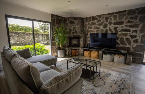 Countryside house with a pool and fireplace - Photo 3