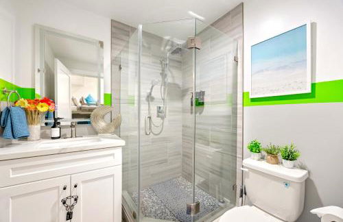 D- Hip & Stylish NoHo Family-Friendly Home near Universal & Hollywood with Patio - Hot Tub - Games - & Parking - Foto 31