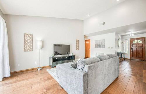 Stylish 3BR/2BA Retreat w/ Pool! Dream Getaway - Foto 19