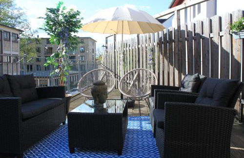 R B Apartment Hamburg Family - zentrumsnah - 108 qm mit Dachterrasse - Küche - Waschtrockner - Smart TV - Badewanne & Dusche - kostenloser Parkplatz - 2 Schlafzimmer - Foto 1