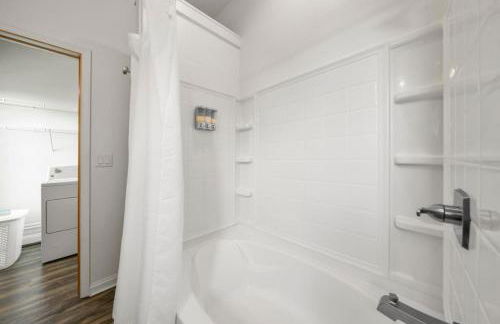 City Escape 2BR Steps to TQL near OTR and Downtown - Foto 31