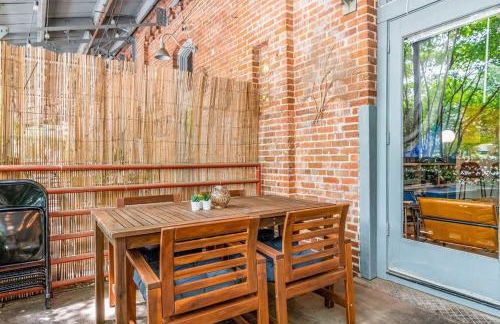 100 Year-Old Historic Brick 2BR Loft & Large Patio & Hammocks & High Ceiling - Foto 55