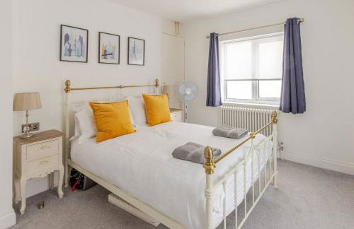 The Old Bank Beautiful Cotswold House with Huge Garden - Photo 25