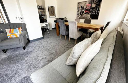 Green Haven Villa - 4BR Spacious House with Hot tub, Ample Parking, Air Condition, WIFI, Netflix, Patio & Garden - Foto 6