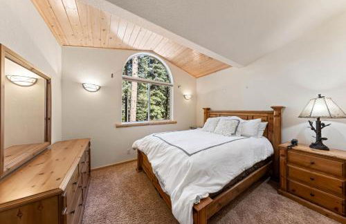 Fox Crossing at Tahoe Donner by Tahoe Getaways - 3BR Vacation Rental w Forested Views & HOA Amenities! - Foto 25