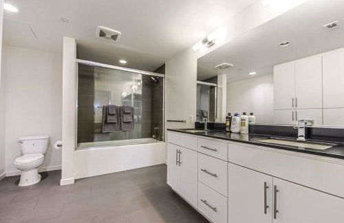 Spacious 2BD 2BA with Huge Balcony, Near Venice Beach & Fun! - Foto 13